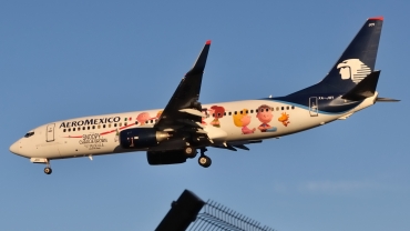 XA-JOY, (cn 35121), Boeing 737-852