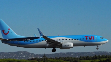 G-FDZS (35147) 2009 Boeing 737-8K5(WL)