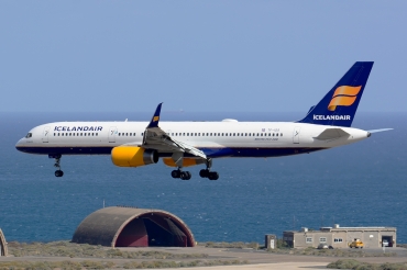TF-ISS · Boeing 757-223(WL) · (LPA / GCLP)