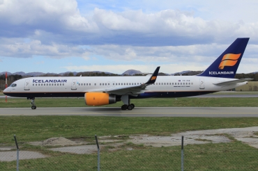 TF-FIZ (30052) 2000 Boeing 757-256(WL)