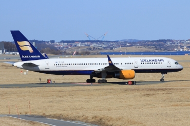 TF-FIZ (30052) 2000 Boeing 757-256(WL)