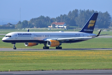 TF-ISD · Boeing 757-223(WL) · (SVG / ENZV)