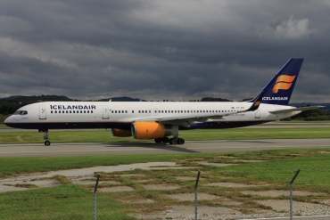TF-FIP (30423) 2000 Boeing 757-208(WL)