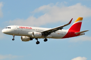 EC-MCS · Airbus A320-214(WL) · (LHR / EGLL)