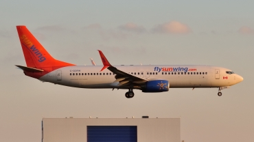 C-GOFW (33018) 2004 Boeing 737-8BK(WL)