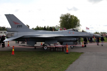 295 (6K-24) 1981 General Dynamics F-16AM Fighting Falcon