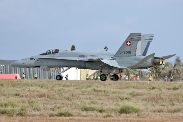 J-5015 (1361) 1998 McDonnell Douglas F/A-18C Hornet