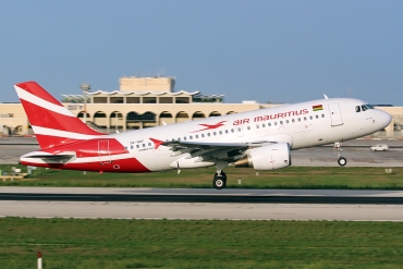 3B-NBF (1592) 2001 Airbus A319-112
