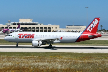 PR-MYN (4953) 2011 Airbus A320-214