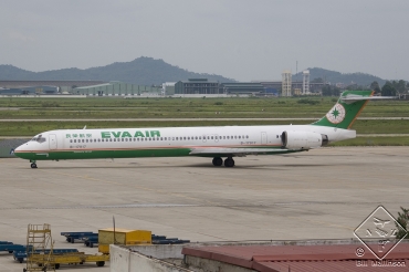 B-17917 (53572) McDonnell Douglas MD-90-30
