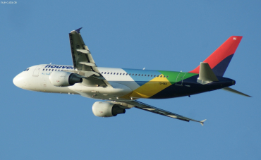TS-INA (1121) 1999 Airbus A320-214