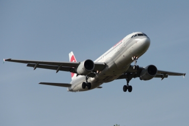 I-EEZE (0001937) Airbus A320-214