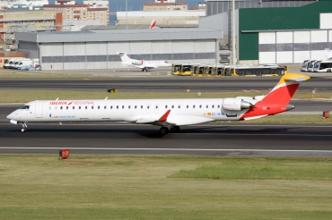 EC-MJQ · Bombardier CRJ-1000 · (LIS / LPPT)