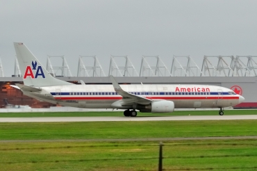 N930AN · Boeing 737-823 · (YUL / CYUL)