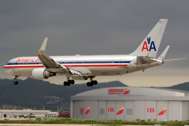 N381AN (cn 25450) Boeing 767-323ER