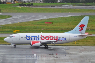 G-BVKB (cn 27268) Boeing 737-59D