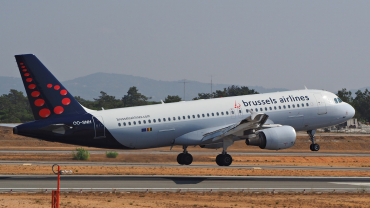 OO-SNH (2207) 2004 Airbus A320-214
